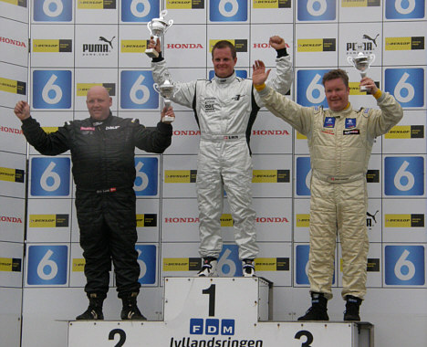 Bruno Rasmussen med sæsonens første pokal for 3. pladsen i 2. heat, her sammen med David Falch (1. pl.) samt Kim Lund (2. pl.).